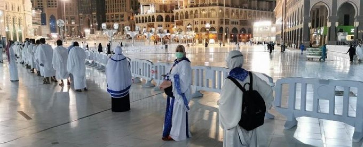 أول فوج من المعتمرين القادمين من خارج المملكة يؤدون مناسك العمرة وسط إجراءات احترازية صحيفة أبعاد الإخبارية