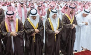 أمير المنطقة الشرقية يؤدي صلاة الميت على شهداء حادث سقوط الطائرة المروحية التابعة لشركة أرامكو