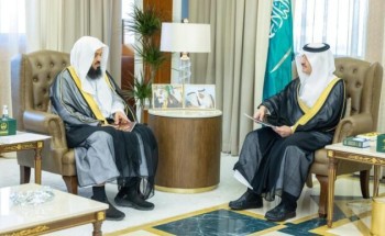 أمير المنطقة الشرقية يستقبل مدير دار الآل والصحب الوقفية بمحافظة الأحساء