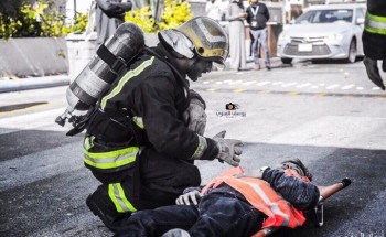 عدسة أبعاد | رجل الدفاع المدني يتفقد حالة مقيم في فرضية إخلاء بالخفجي