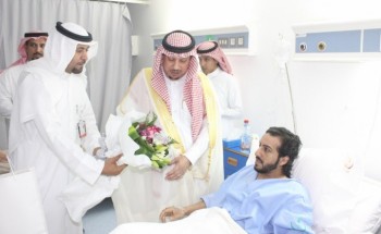 الهزاع يعايد المرضى المنومين والموظفين بمستشفى الخفجي العام