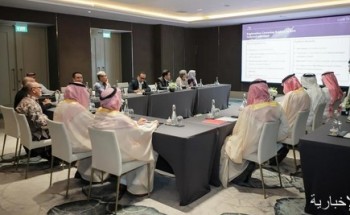 وزير الصناعة والثروة المعدنية يرأس اجتماع الطاولة المستديرة مع الشركات الإندونيسية