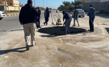 المرور يغلق عدد من الحفر الخطيرة بالخفجي