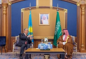 ولي العهد يلتقي رئيس كازاخستان على هامش القمة الخليجية