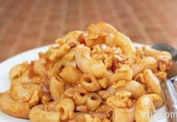 مكرونة مبكبكة بالصوص الأحمر والدجاج