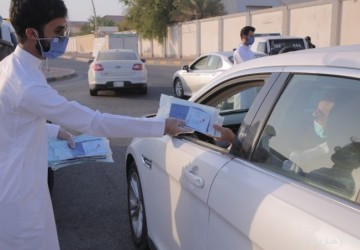 بالصور والفيديو.. مستشفى الأهلي يوزع كمامات طبية لأهالي الخفجي