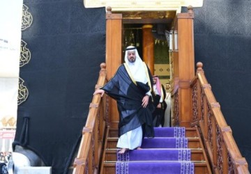 نيابة عن خادم الحرمين الشريفين.. نائب أمير منطقة مكة المكرمة يتشرف بغسل الكعبة