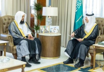 أمير المنطقة الشرقية يستقبل مدير دار الآل والصحب الوقفية بمحافظة الأحساء