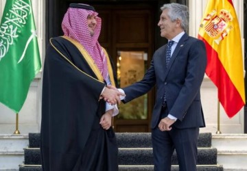 الأمير عبدالعزيز بن سعود يعقد جلسة مباحثات رسمية مع وزير الداخلية الإسباني ويوقّعان وثيقة التدريب الشاملة بين وزارتي الداخلية في البلدين