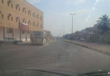 بالصور: إستهتار حافله مدرسيه بالخفجي “عاكسه للسير”