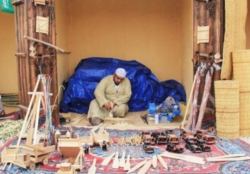 حرفيون حرص «ربيع النعيرية» يدعم استمرار الحرف