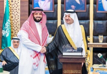 الأمير سعود بن نايف يُكرم الراشد على جهوده في “ألفة”
