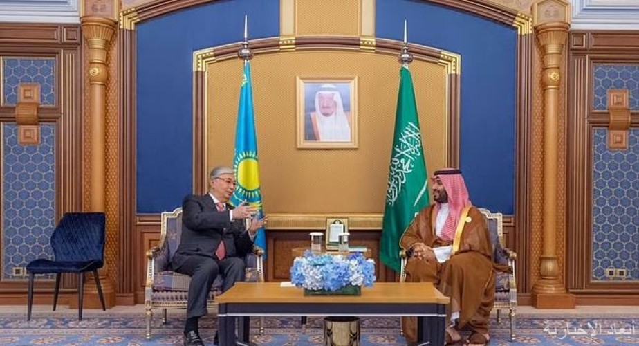 ولي العهد يلتقي رئيس كازاخستان على هامش القمة الخليجية