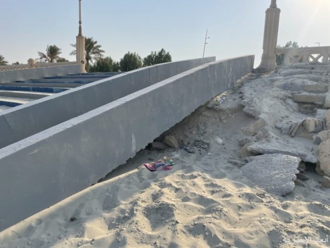 إنجراف التربه تتسبب في تصدعات في الدرج الأسمنتي وهبوط بممشى الكورنيش