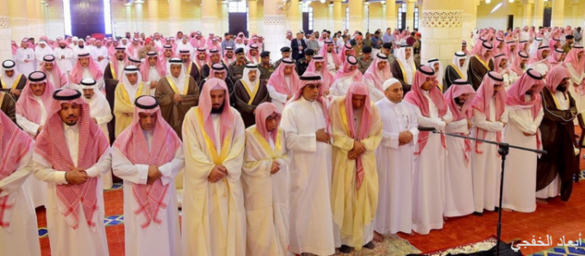 أمير الرياض يؤدي صلاة الميت على الأمير مشاري بن محمد بن عياف آل مقرن صحيفة أبعاد الإخبارية