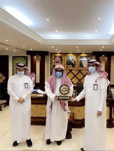 العصيمي قائد ثانوية بن حزم بالخفجي يحصل على المركز الأول في جائزة تعليم الشرقية للتميز