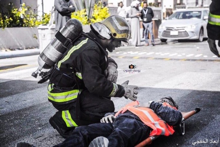 عدسة أبعاد | رجل الدفاع المدني يتفقد حالة مقيم في فرضية إخلاء بالخفجي