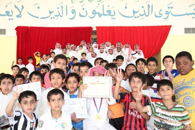 مدرسة موسى بن نصير تكرم معلميها و طلابها المتميزين في اليوم المفتوح صحيفة أبعاد الإخبارية