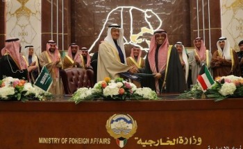 “السعودية” و”الكويت” توقعان اتفاقية ملحقة باتفاقية “تقسيم المنطقة المحايدة” وإتفاقية إستئناف إنتاج البترول من الحقول المشتركة