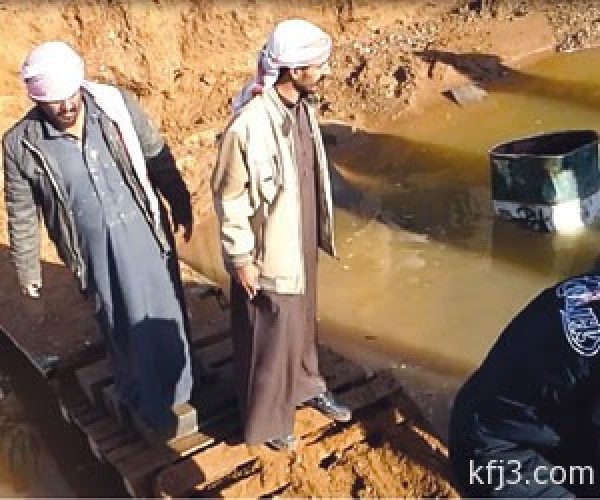 مواطن يحل أزمة “طريق عمان”.. بـ”جسر” خشبي