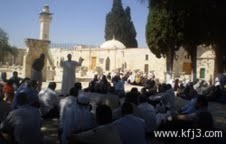 شرطي إسرائيلي يركل القرآن الكريم داخل المسجد الأقصى
