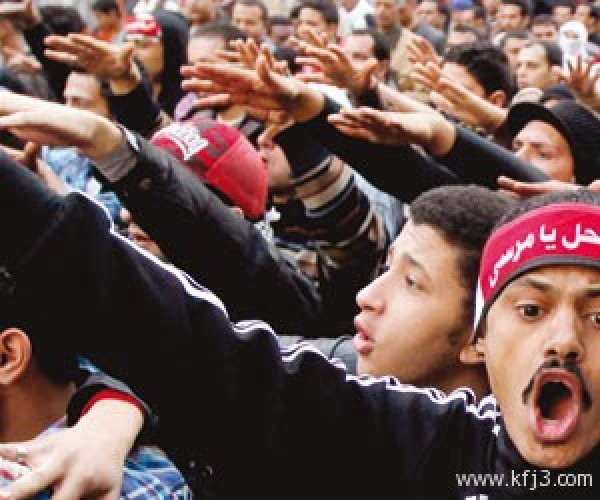 مصر.. حرس “مرسي” يستعين بـ”الحديد” لحماية “الاتحادية”
