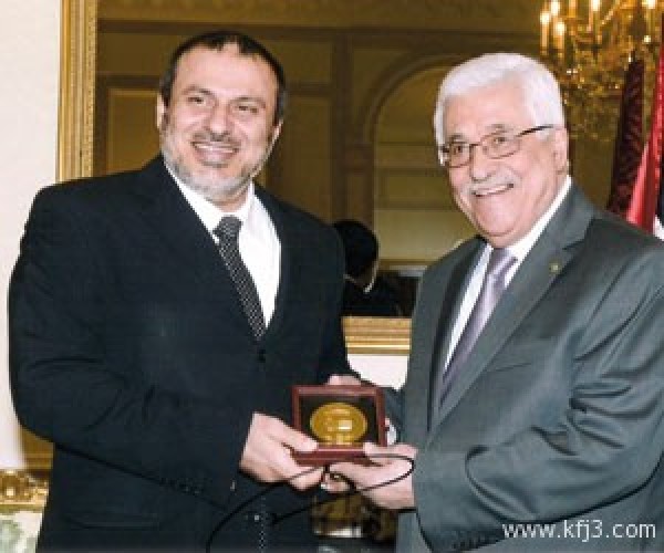 عباس” يكرم “الدريس” لجهوده في ضم فلسطين لـ”اليونسكو”