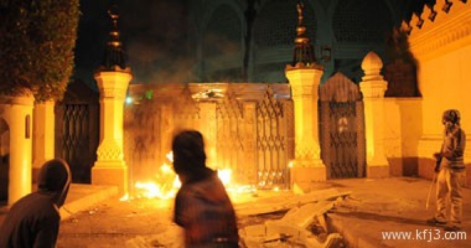 متظاهرو الاتحادية يشعلون النيران فى بعض نوافذ القصر