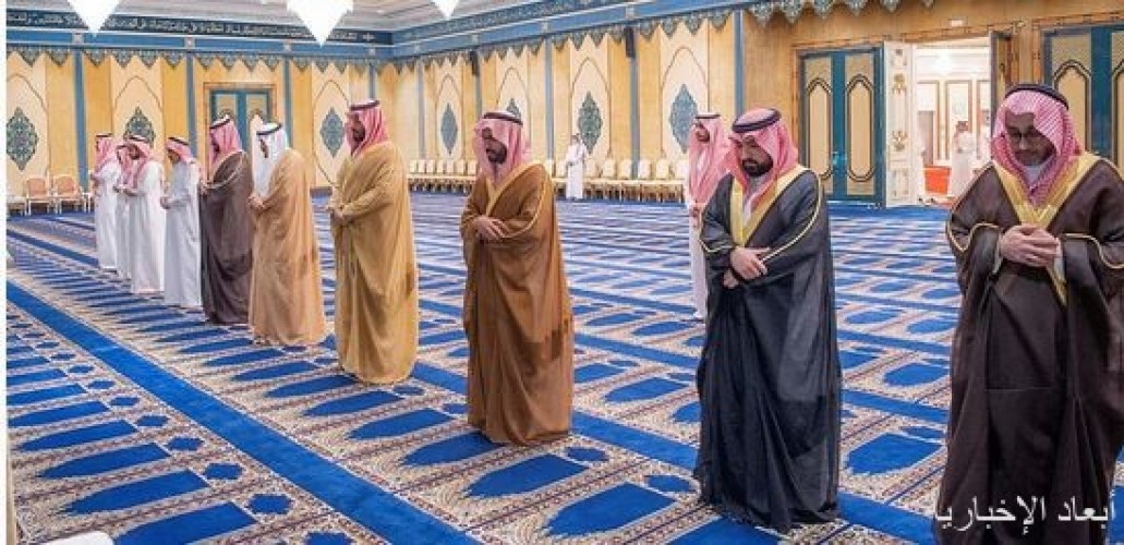 سمو ولي العهد يؤدي صلاة الميت على والدة صاحب السمو الملكي الأمير محمد بن عبدالرحمن بن عبدالعزيز