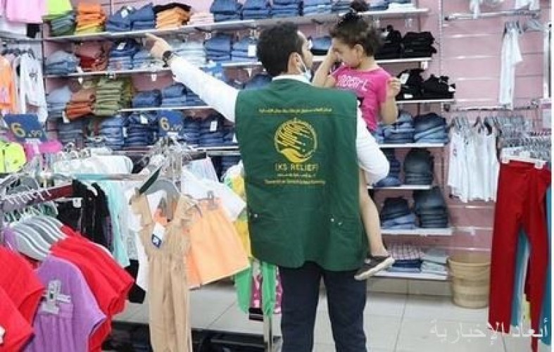 مركز الملك سلمان للإغاثة يواصل توزيع كسوة عيد الفطر في الأردن
