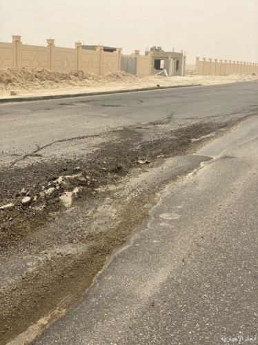 تقشر أجزاء من سفلتة طريق الملك سعود بالخفجي.. والأسباب تتجه إلى الشاحنات