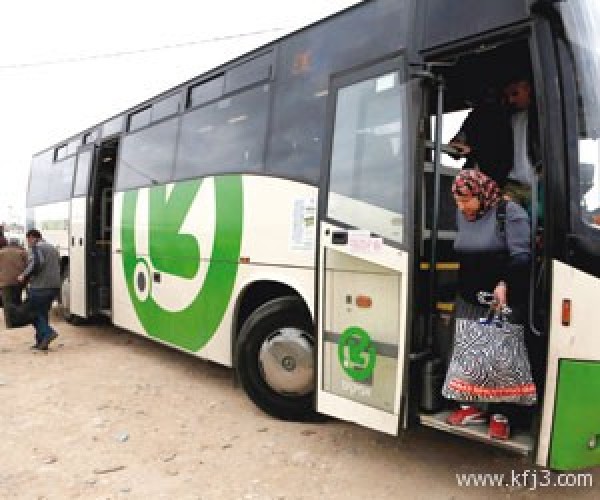 إسرائيل تعزل الفلسطينيين في “حافلات”