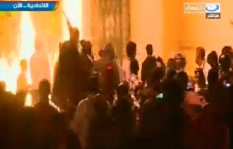 متظاهرون يضرمون النار في أشجار قصر الرئاسة بمصر
