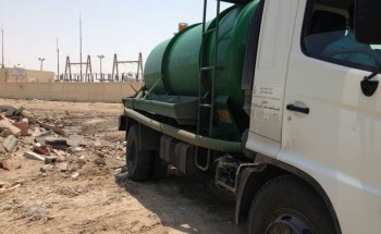 بالصور : مقاول البلدية يصرف مياه المجاري بالقرب من المناطق السكنية ورئيس البلدية يعد بأقصى العقوبات