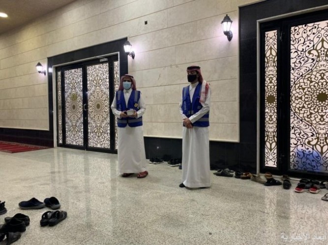 الشرطة وتطوعي الخفجي في زيارة توعوية للتقيد بإجراءات كورونا في المسجد