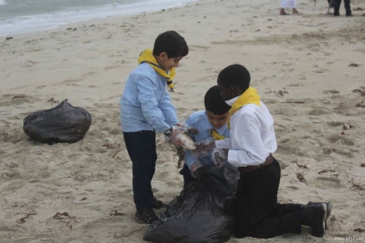أطفال الخفجي يقومون بحملة تنظيف كورنيش الخفجي بالتعاون مع البلدية