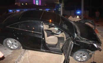 بالصور سقوط سيارة في حفرة مقاول في شارع الملك فيصل بالخفجي