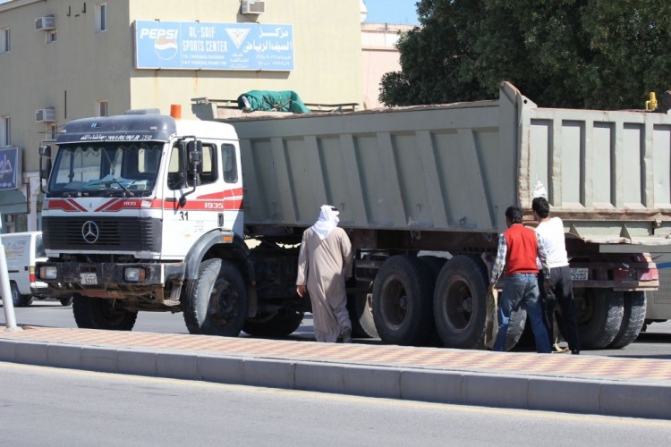 التفاف شاحنة على شارع مكة بالخفجي