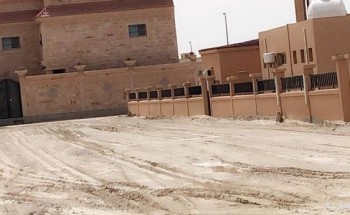 «تجاوباً مع ما نشرته أبعاد»..بلدية الخفجي تردم ساحة مسجد الورود