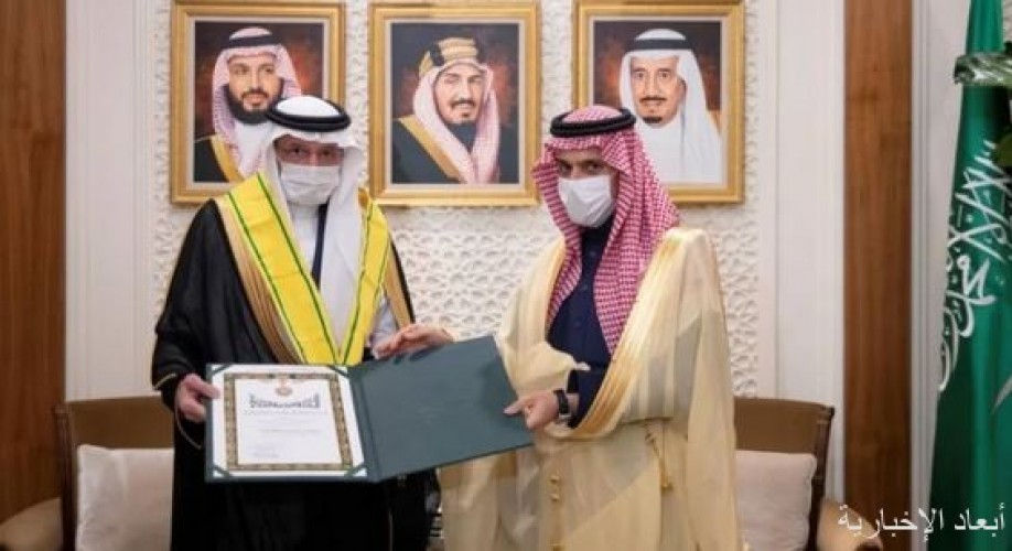 وزير الخارجية يسلّم الدكتور يوسف العثيمين وشاح الملك عبدالعزيز