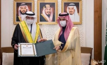 وزير الخارجية يسلّم الدكتور يوسف العثيمين وشاح الملك عبدالعزيز
