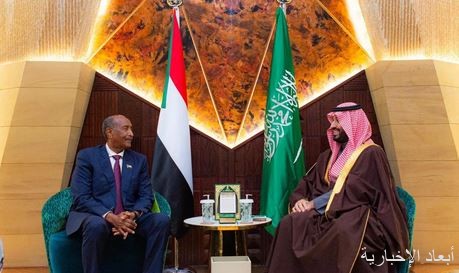 سمو ولي العهد يلتقي رئيس مجلس السيادة الانتقالي في جمهورية السودان