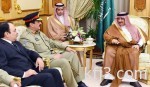 خادم الحرمين الشريفين يعقد جلسة مباحثات رسمية مع رئيس جمهورية القمر المتحدة ويتقلد – أيده الله – وسام الهلال الأخضر القمري من فخامته