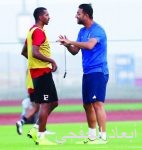 الهلال يقسو على الدرع والأهلي يضرب الرياض