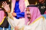 الملك يشرف الحفل الخطابي ويؤدي العرضة السعودية