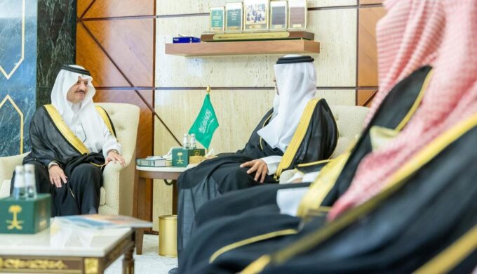 الأمير سعود بن نايف يستقبل المدير العام لفرع وزارة النقل والخدمات اللوجستية بالشرقية