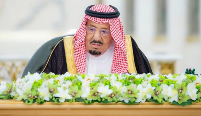 خادم الحرمين الشريفين يرأس جلسة مجلس الوزراء في جدة