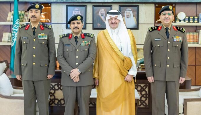 أمير الشرقية يقلّد مدير مرور المنطقة ومساعد مدير الشرطة لشؤون الأمن رتبة “لواء”