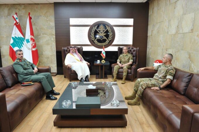 سفير المملكة لدى لبنان يلتقي قائد الجيش اللبناني