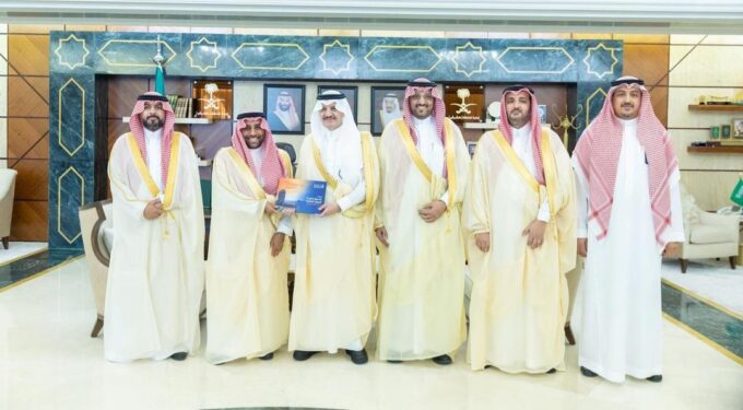 أمير المنطقة الشرقية يستقبل مدير صندوق تنمية الموارد البشرية بالمنطقة